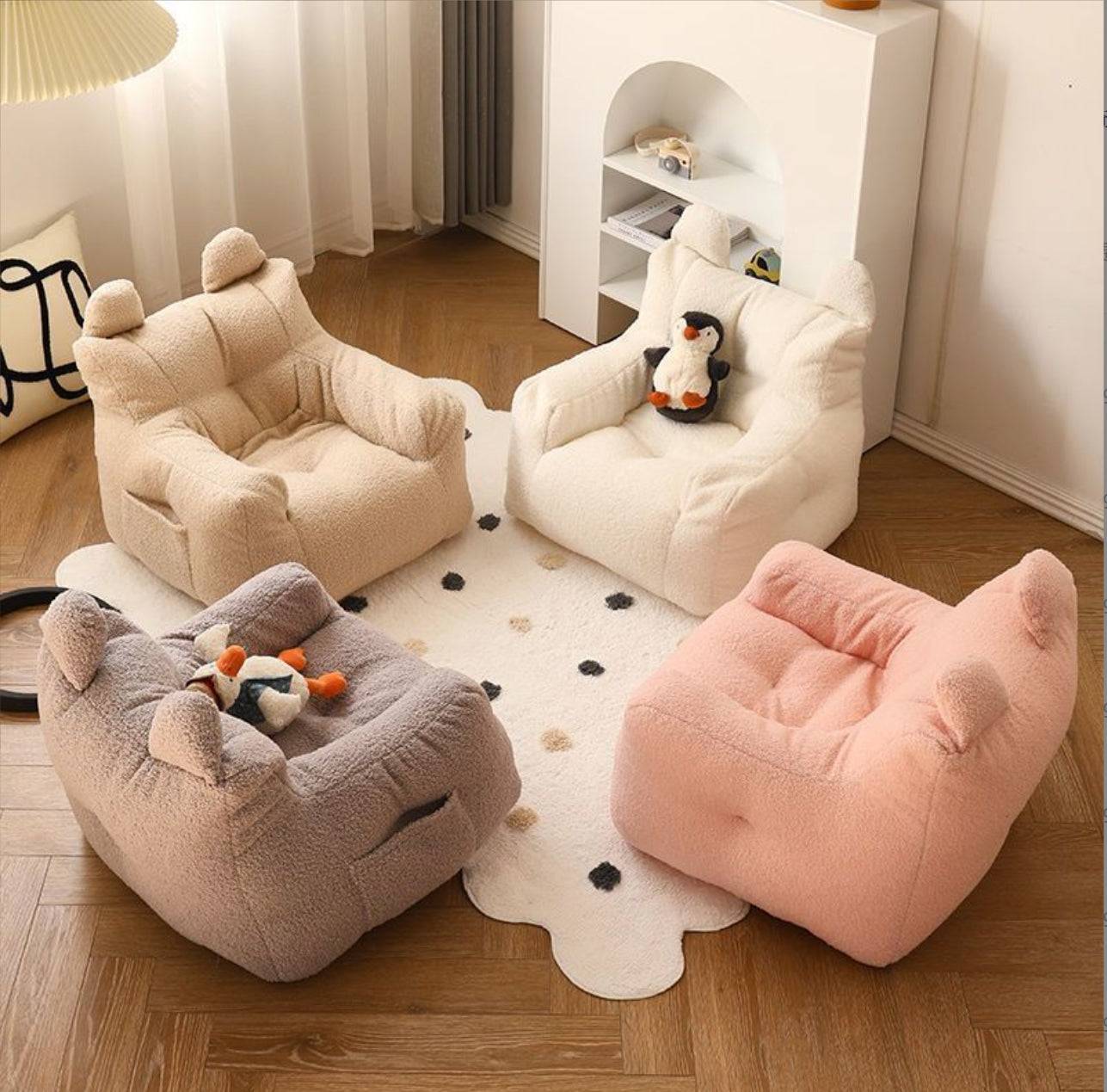 Kinderstoelen en poefen