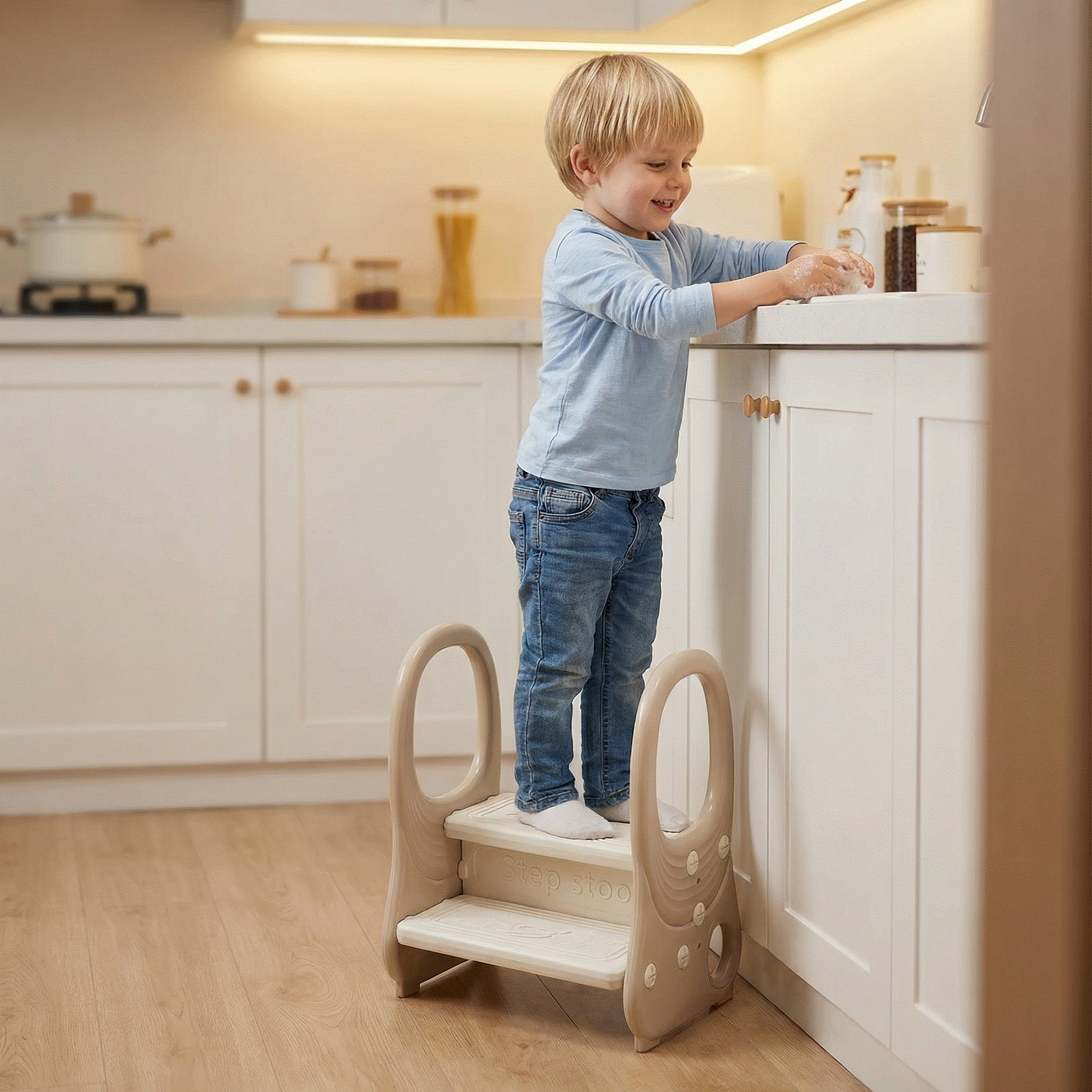 Kind gebruikt veilig opstapjes voor kinderen bij het aanrecht voor zelfstandigheid in huis