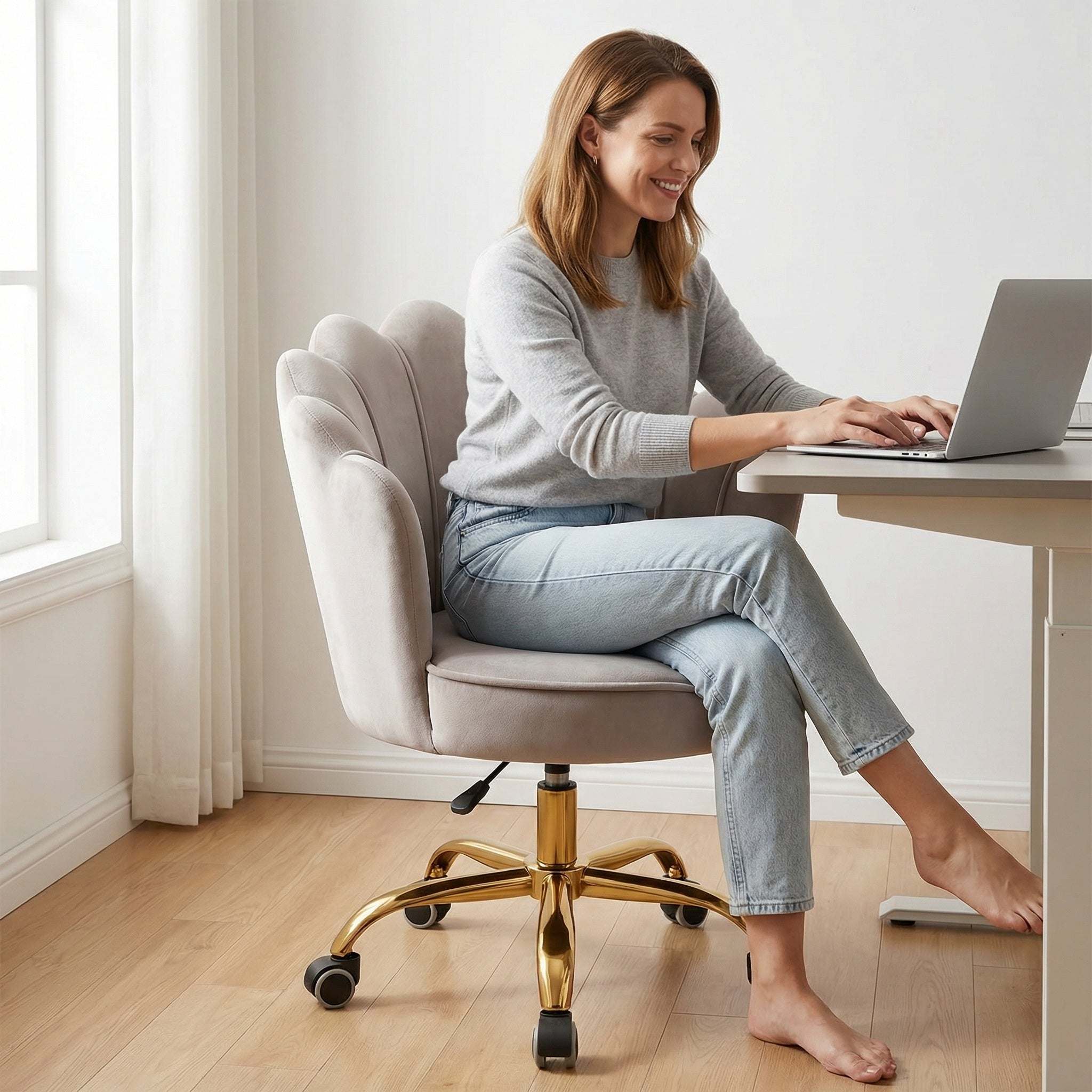 Moderne luxe meubels en ergonomische bureaustoel in stijlvol interieur