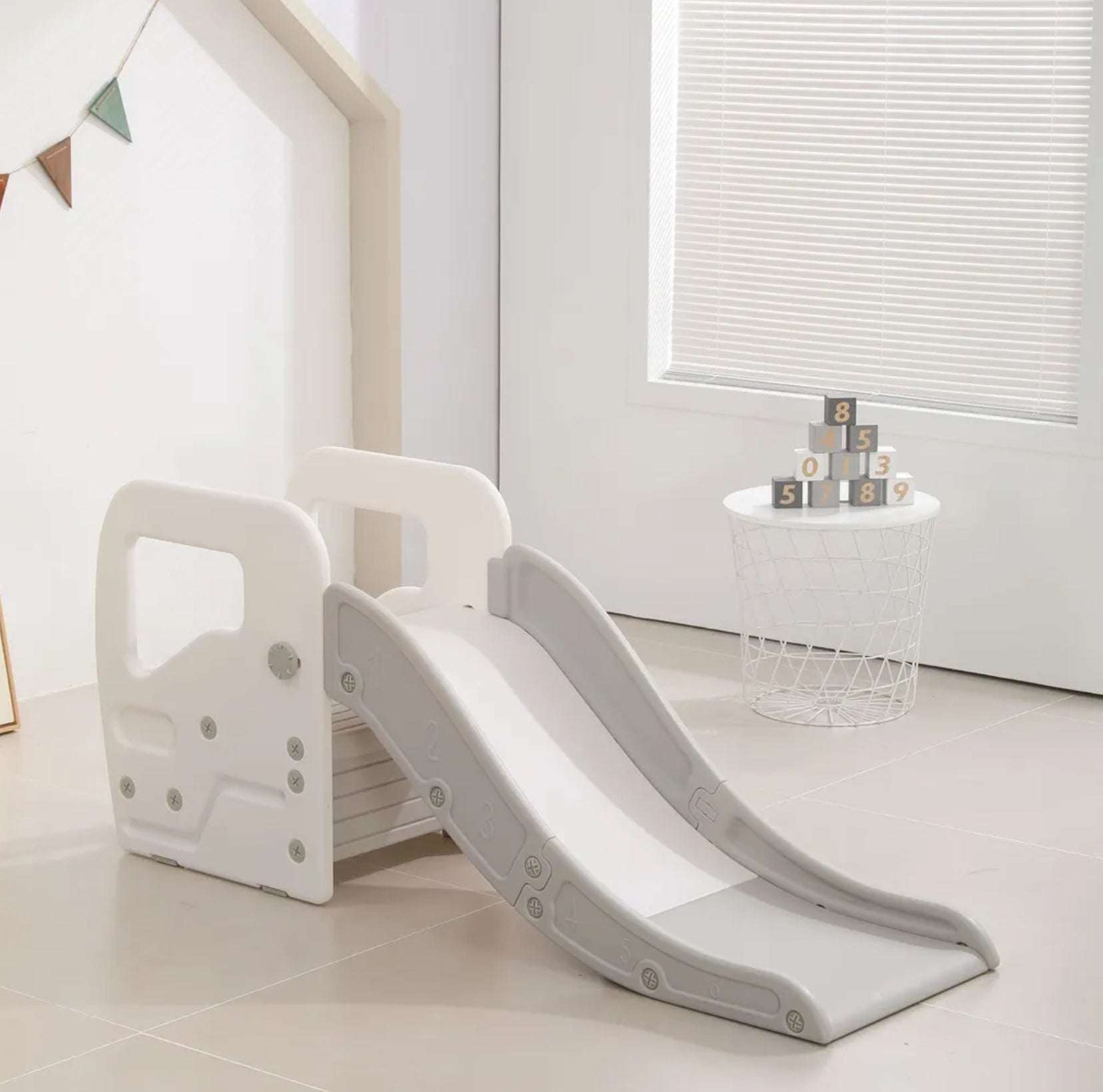 Wit/grijze Glijbaan Peuter 2 in 1 voor, duurzaam kunststof, multifunctioneel als glijbaan en zitje, veilig met antislip treden.