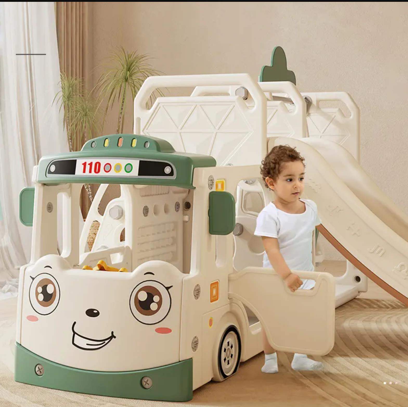 Speeltoestel Peuter Busje crème beige met glijbaan en kind binnen gebruik