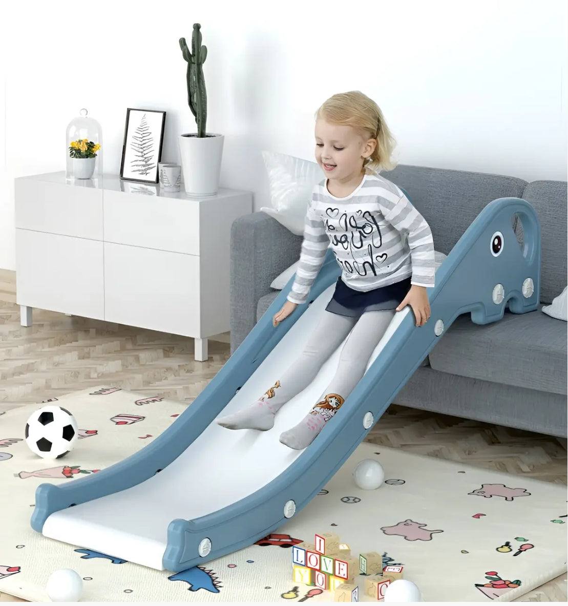 Kind playing on blue compact elephant slide Glijbaan Olifant Compact for indoor use