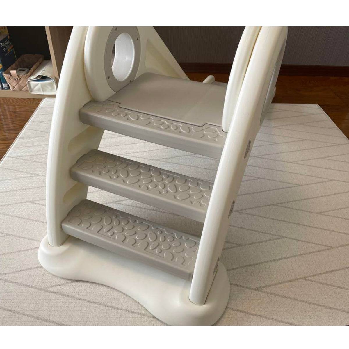 Wit-grijze inklapbare glijbaan voor peuters met antislip treden, geschikt voor binnen en buitengebruik