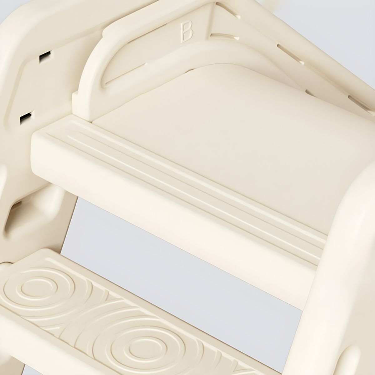 Close-up of white plastic steps with anti-slip texture on Glijbaan Modern Inklapbaar toddler slide