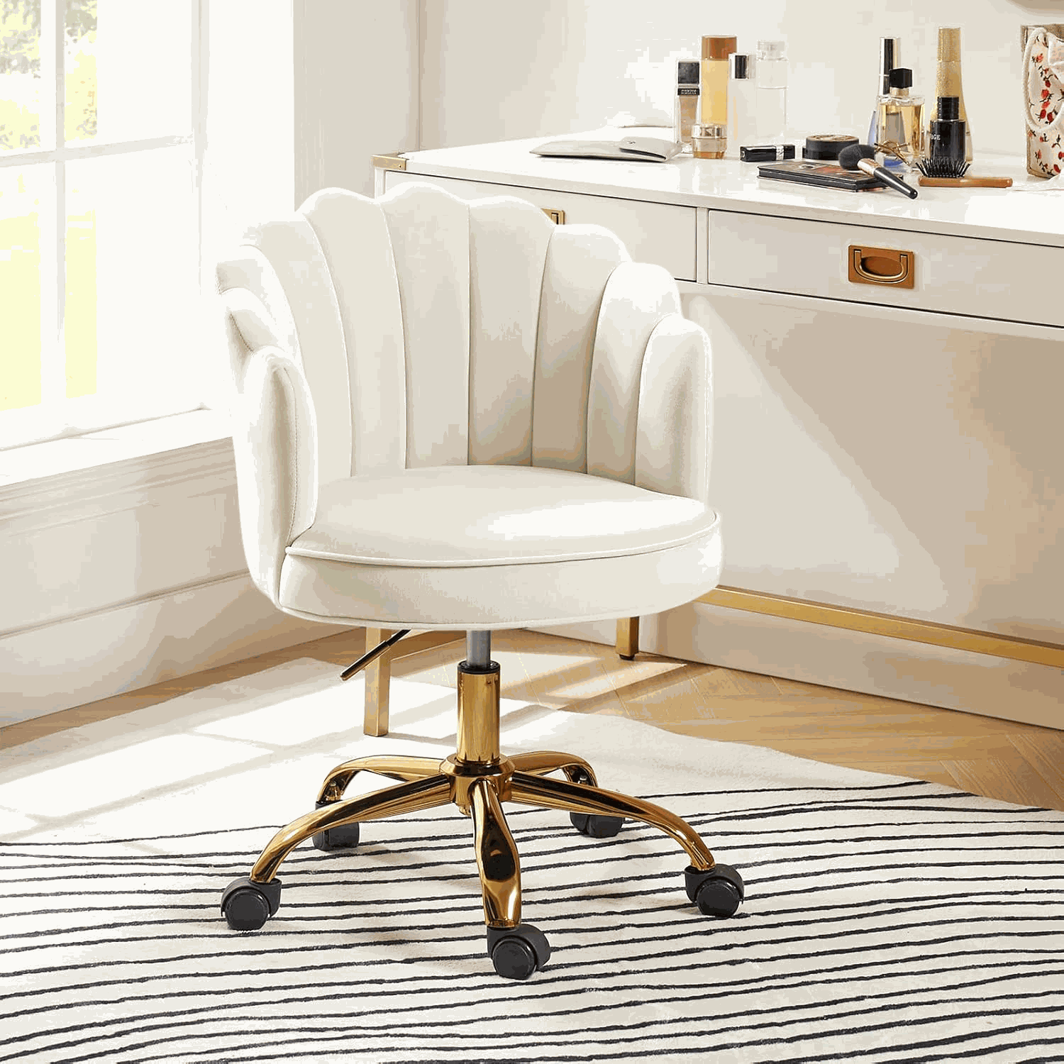 Velvet Schelp Bureaustoel crème met goudkleurig onderstel en wieltjes in moderne werkruimte