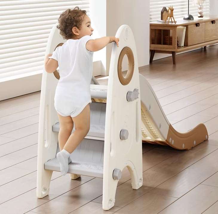 Peuter klimt op Glijbaan Robuust Rond crème/bruin binnenshuis, duurzaam kunststof speelglijbaan voor kinderen 3-5 jaar