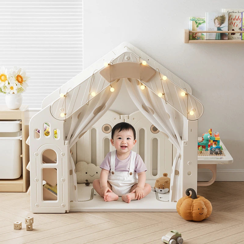 Beige kunststof speelhuisje voor kinderen met stoffen dak, geschikt voor binnen en buiten gebruik, inclusief werkblad en opbergruimte.