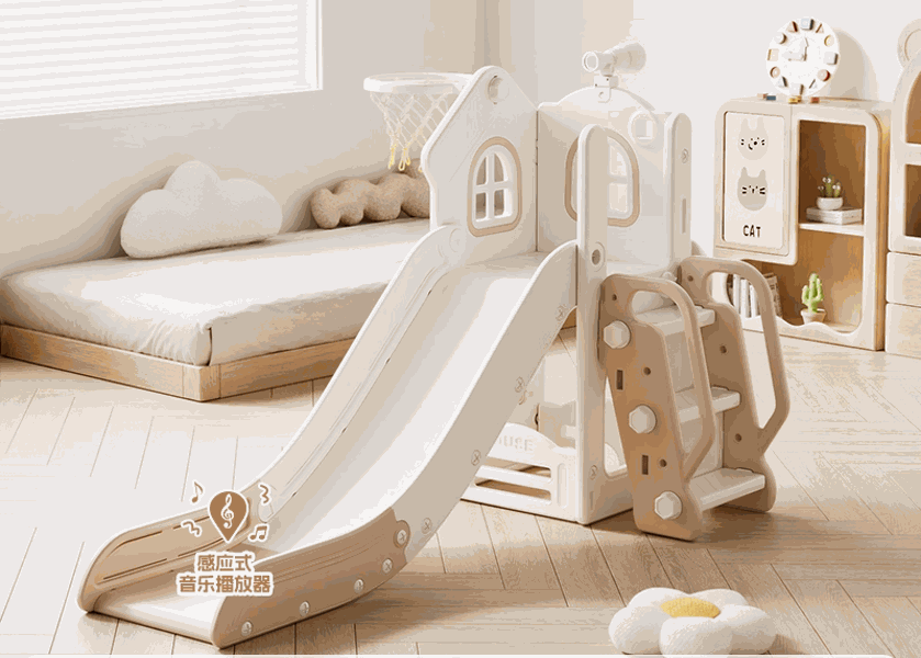 Beige speeltoestel toren cosy met glijbaan voor kinderen, veilig en compact met basket en antislip treden
