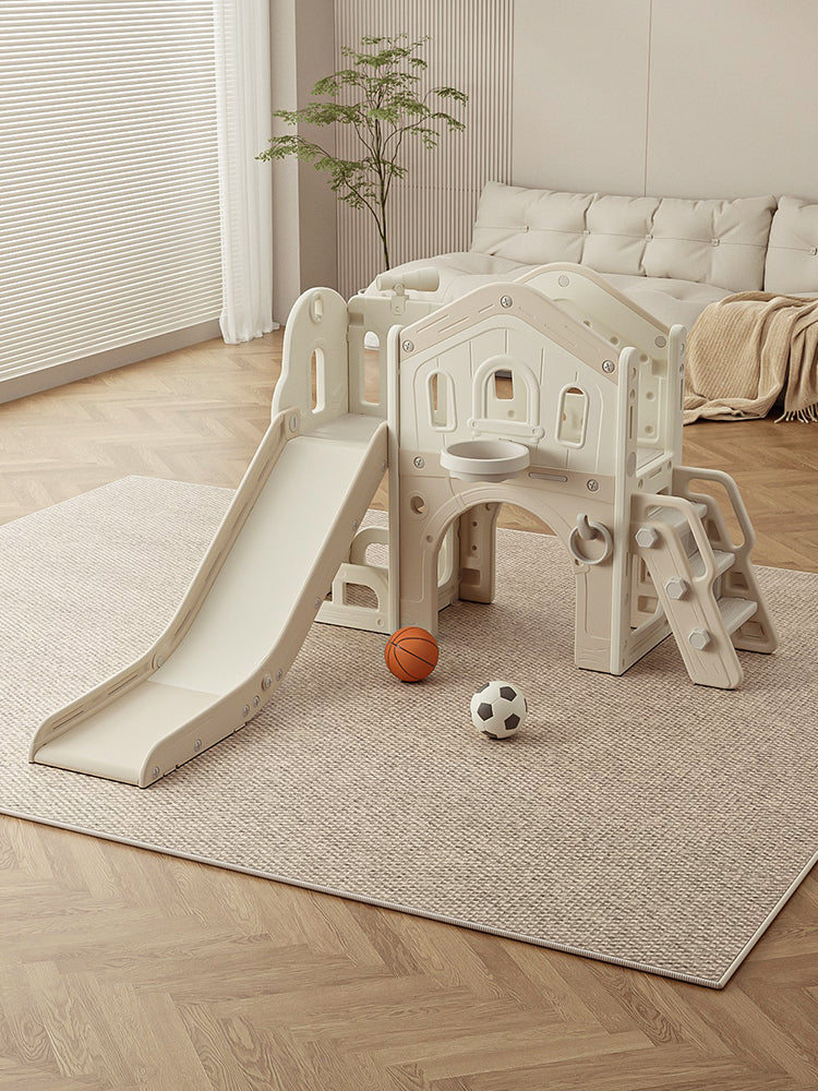 Beige kinderspeeltoestel met glijbaan, klimrek en speelhuis – geschikt voor binnen en buiten