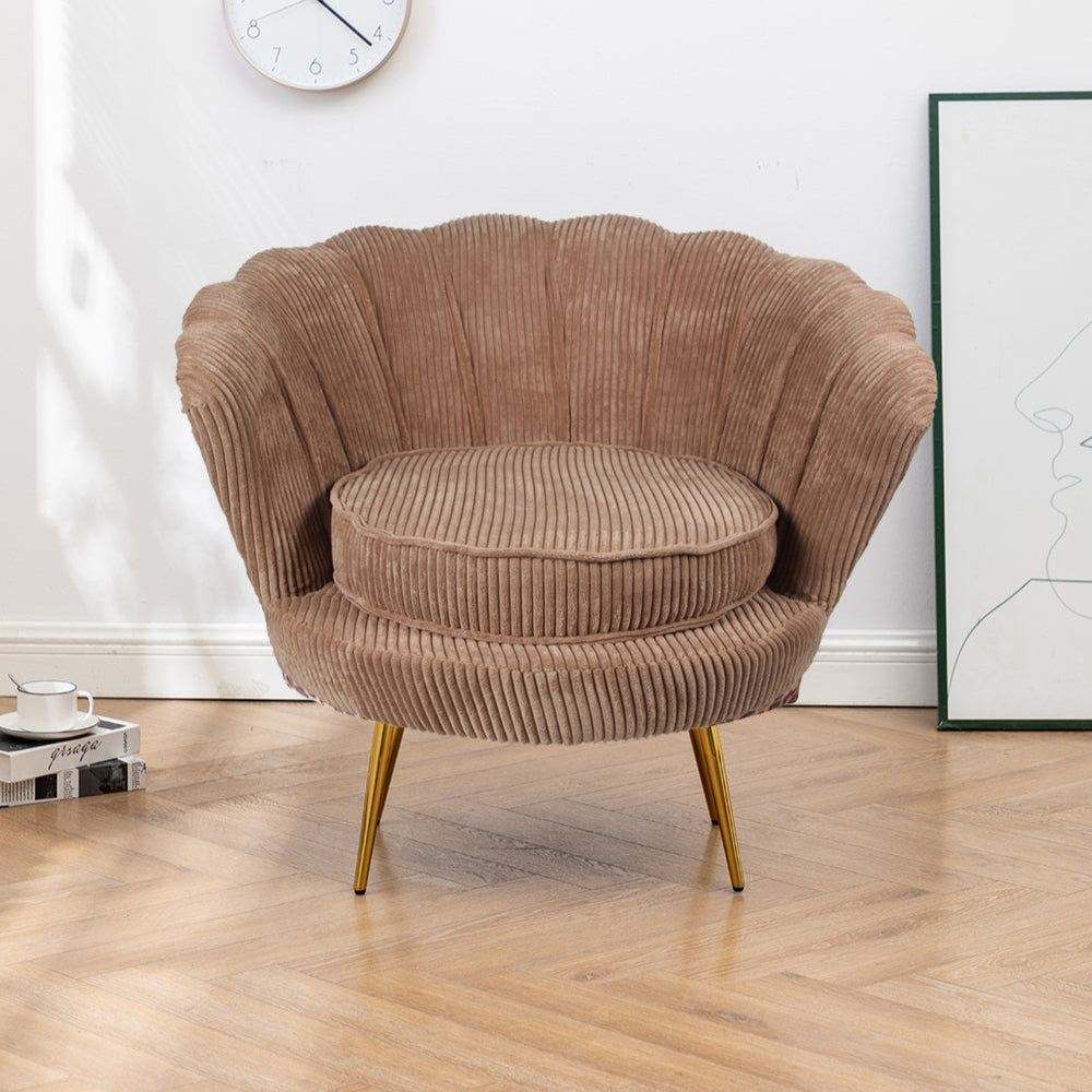 Rib Schelp Stoel bruin met ribstof en gouden onderstel in modern interieur