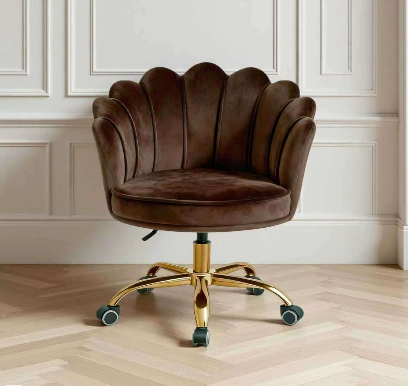 Donkerbruine velvet schelp bureaustoel met goudkleurig onderstel en 360 graden draaibare wielen