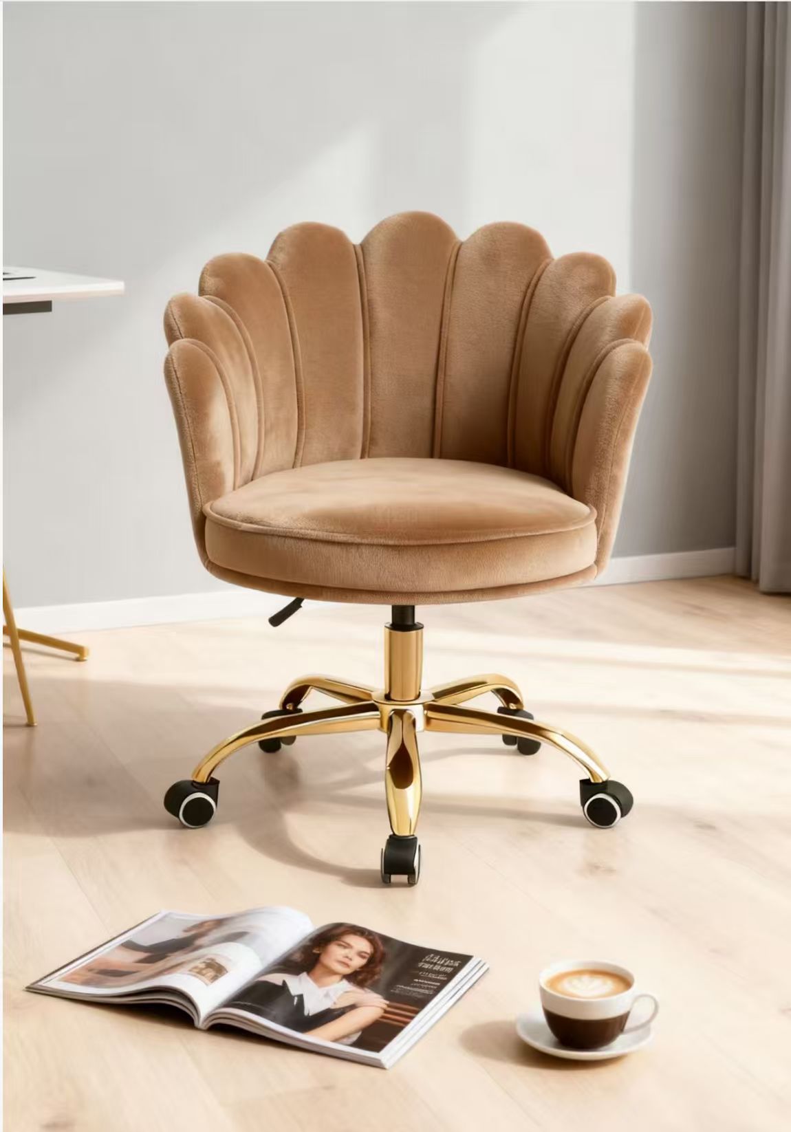 Velvet Schelp Bureaustoel Lichtbruin met Goudkleurig onderstel