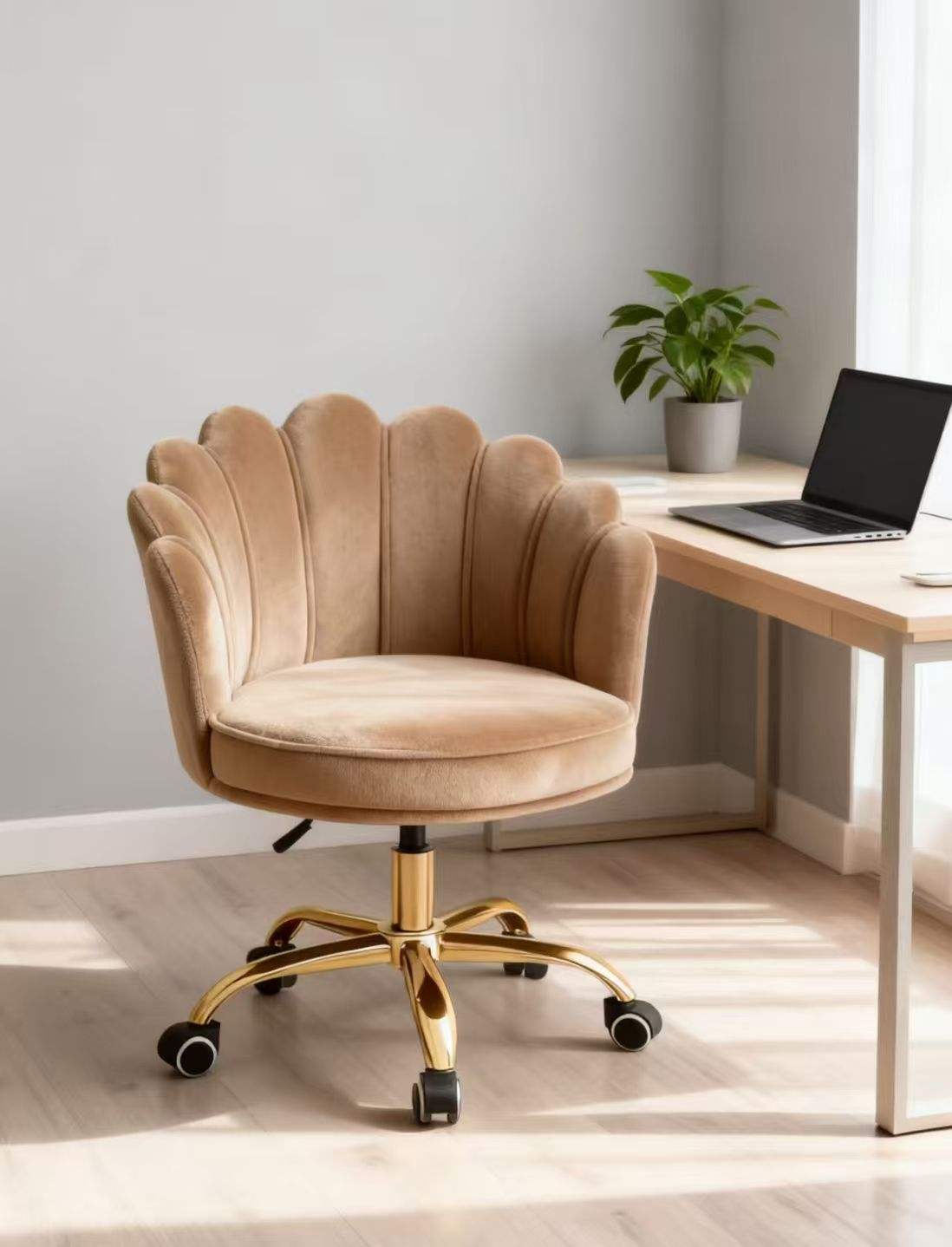Velvet Schelp Bureaustoel lichtbruin met goudkleurig onderstel, verstelbaar en draaibaar