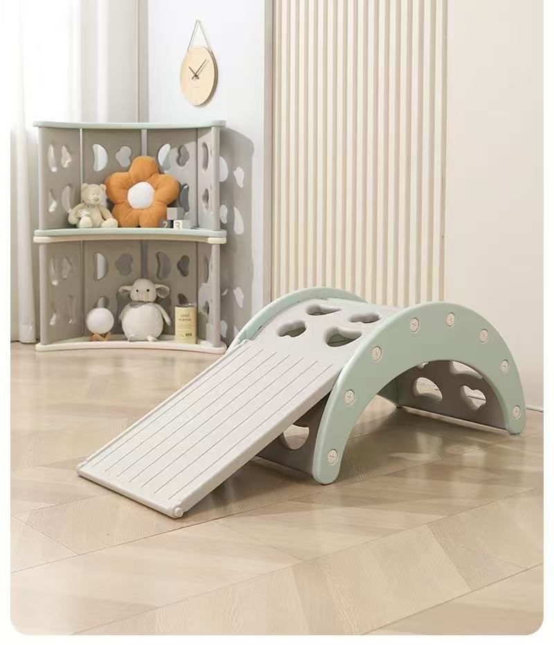 Montessori 4 in 1 speeltoestel mint groen met glijbaan en klimgedeelte voor kinderen