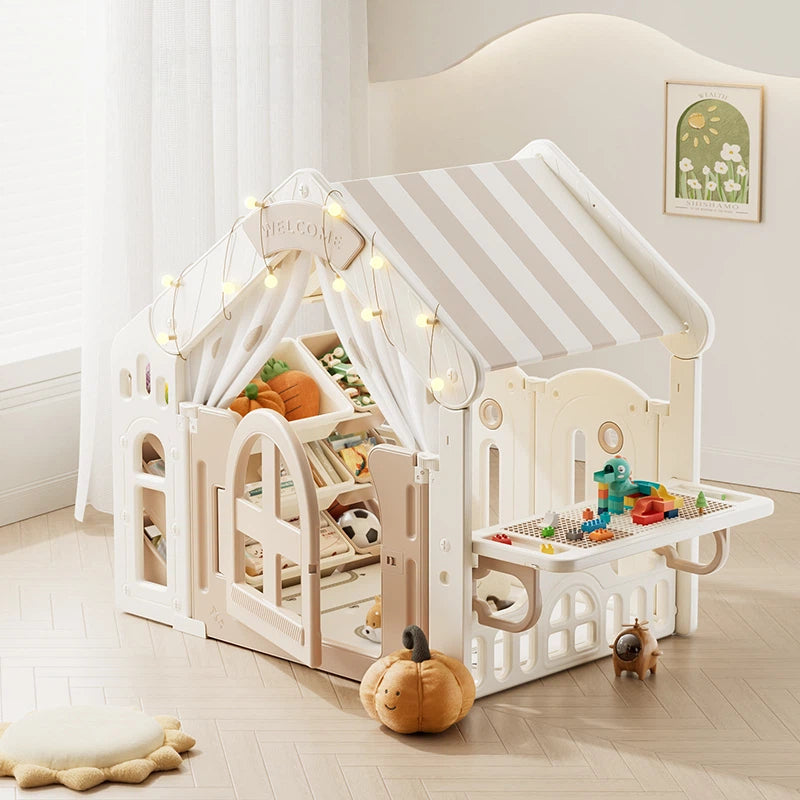 Beige kunststof speelhuisje met stoffen dak voor kinderen, inclusief werkblad en speelgoedaccessoires, geschikt voor binnen en buiten.