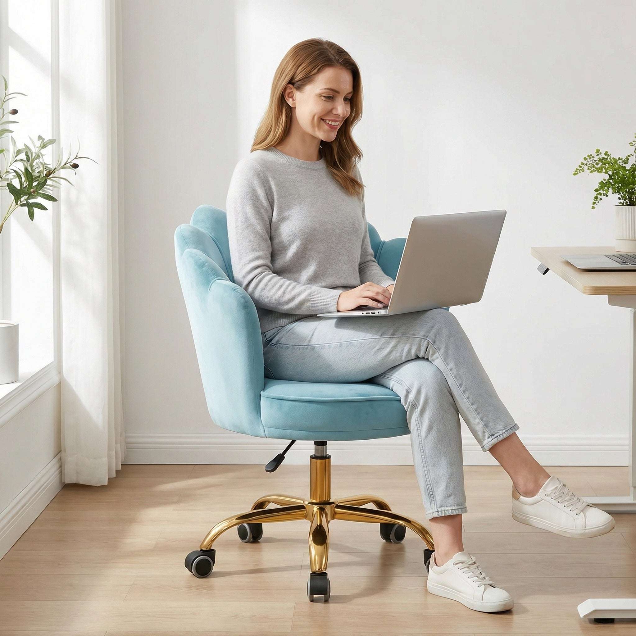 Lichtblauwe velvet schelp bureaustoel met goudkleurig onderstel, in hoogte verstelbaar en 360° draaibaar