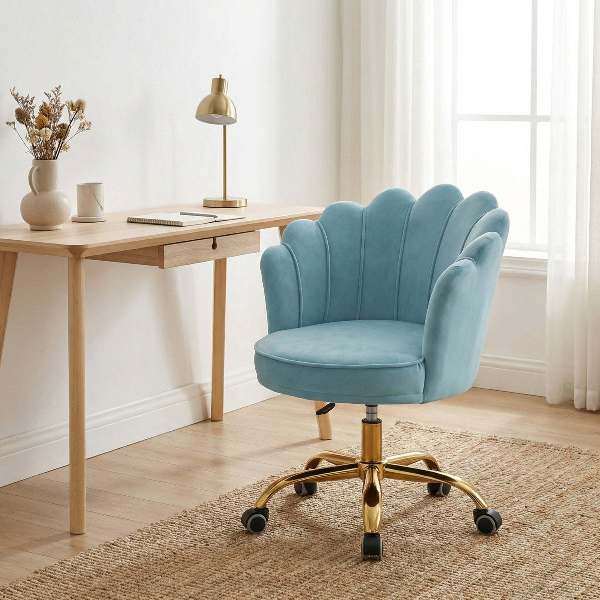 Lichtblauwe velvet schelp bureaustoel met goudkleurig onderstel, verstelbaar en draaibaar