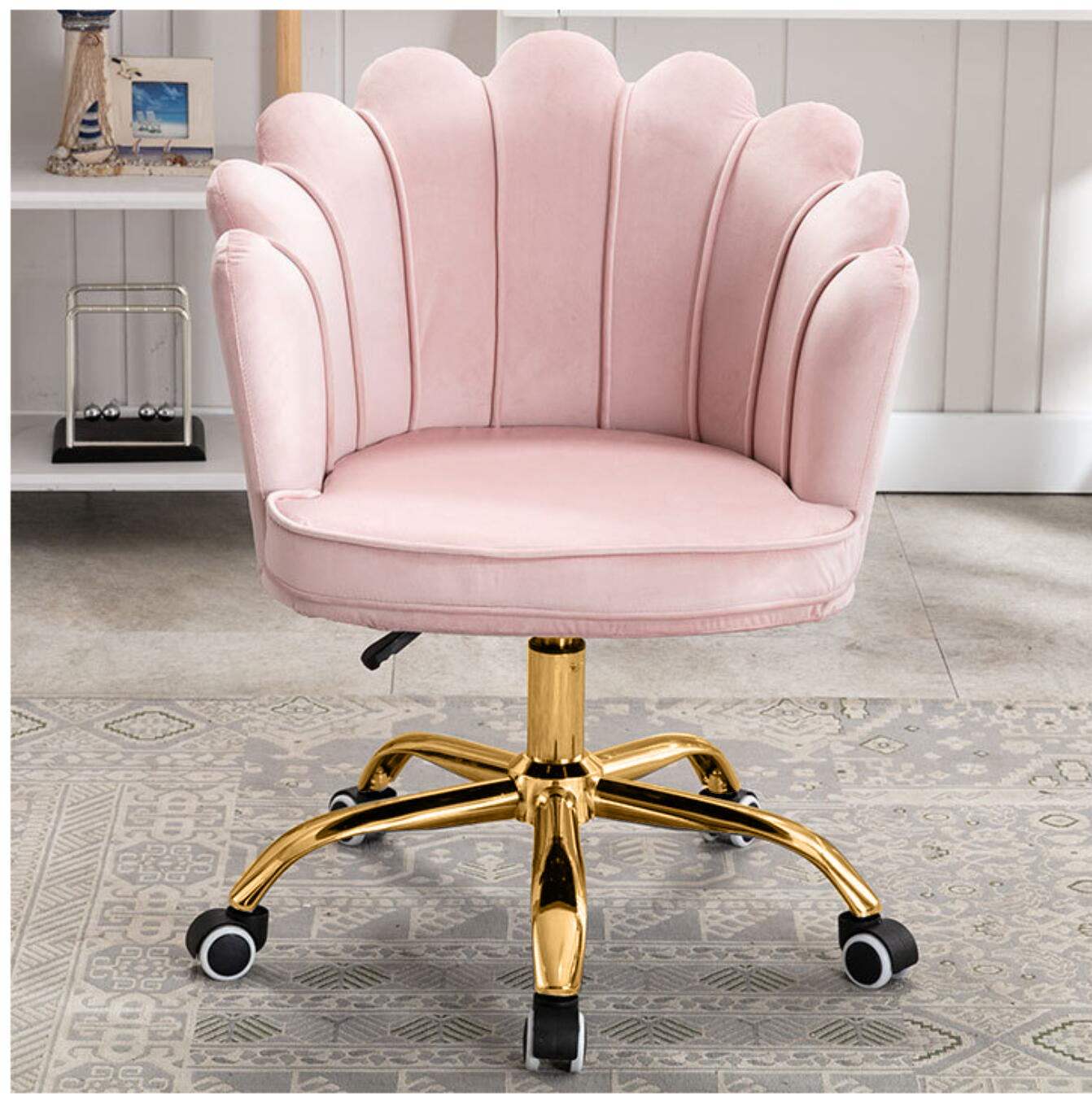 Roze velvet schelp bureaustoel met goudkleurig onderstel, verstelbaar en draaibaar met wielen