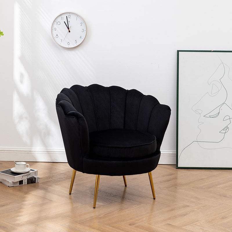 Zwarte velvet schelp stoel met goudkleurig onderstel in modern interieur