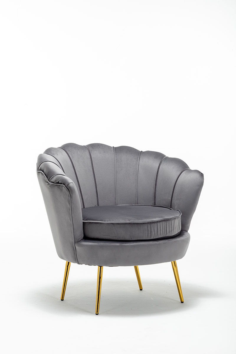 Grijze Velvet Schelp Fauteuil met gouden onderstel in moderne woonkamersetting