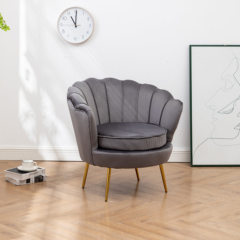 Grijze Velvet Schelp Fauteuil met gouden onderstel in stijlvolle woonkamer setting