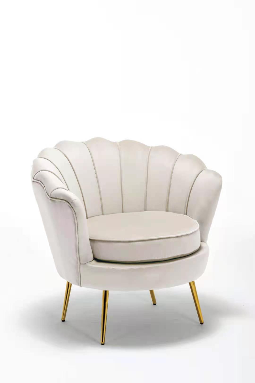 Velvet Schelp Stoel crème met zachte velvet stof en gouden poten, stijlvolle comfortabele stoel voor woonkamer of slaapkamer.