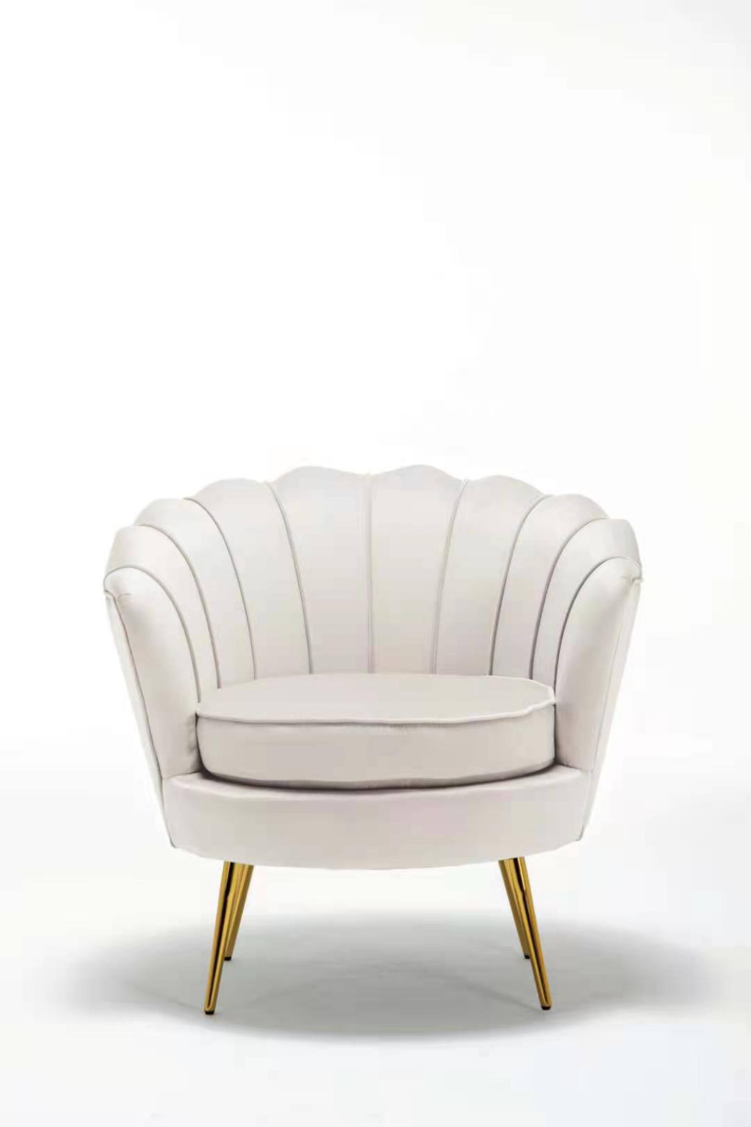 Crème velvet schelp stoel met goudkleurig onderstel in stijlvolle woonkamer setting