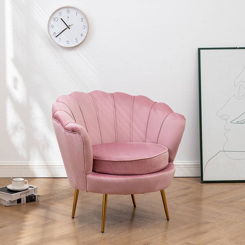 Velvet Schelp Stoel Roze met goudkleurig onderstel in moderne woonkamer setting
