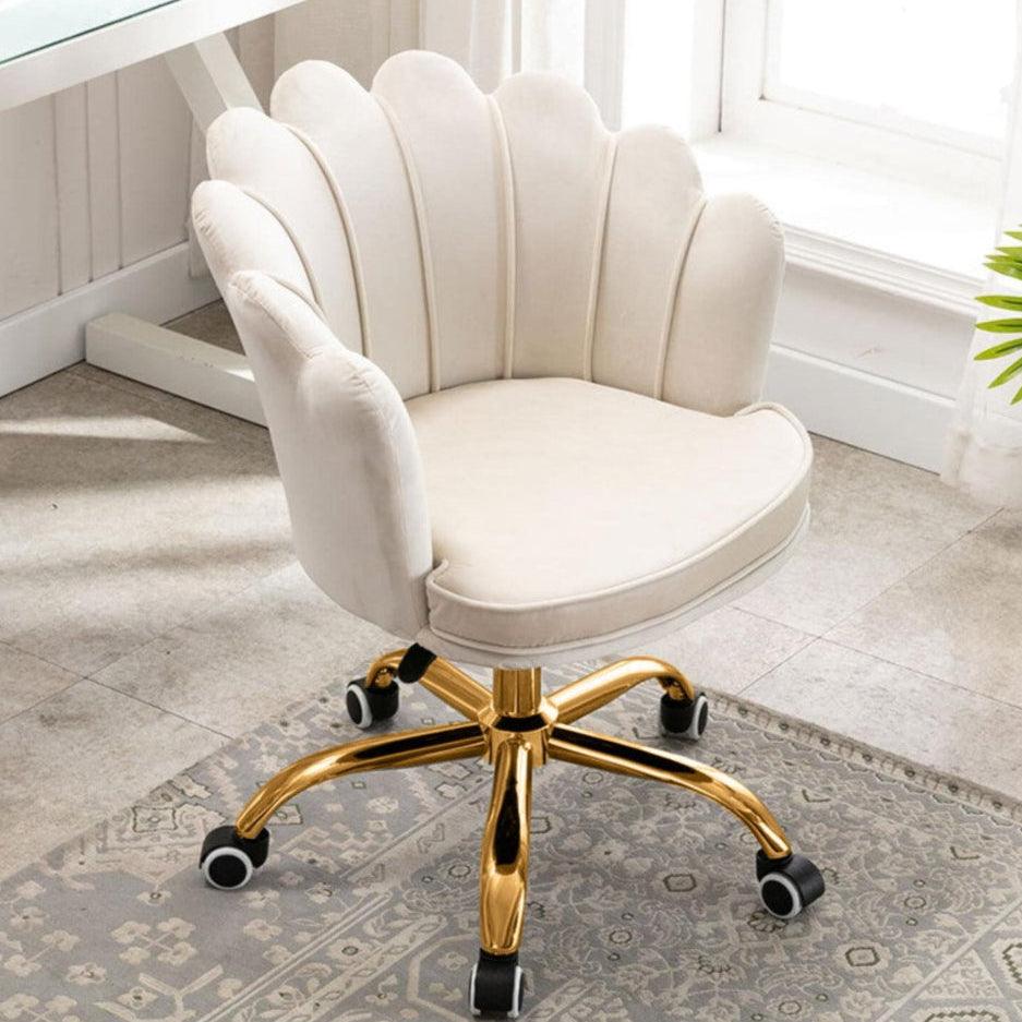 Velvet Schelp Bureaustoel crème met goudkleurig onderstel en wielen kantoorstoel