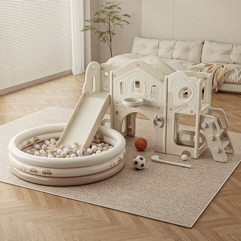 Kunststof speeltoestel binnen in winterse tuin met sneeuw en blauwe lucht