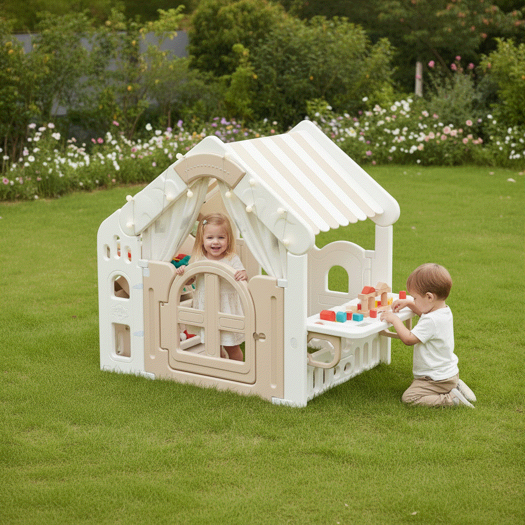 Beige kunststof speelhuisje voor kinderen met stoffen dak, geschikt voor binnen en buiten, inclusief werkblad, tekenbord en opbergvakken.
