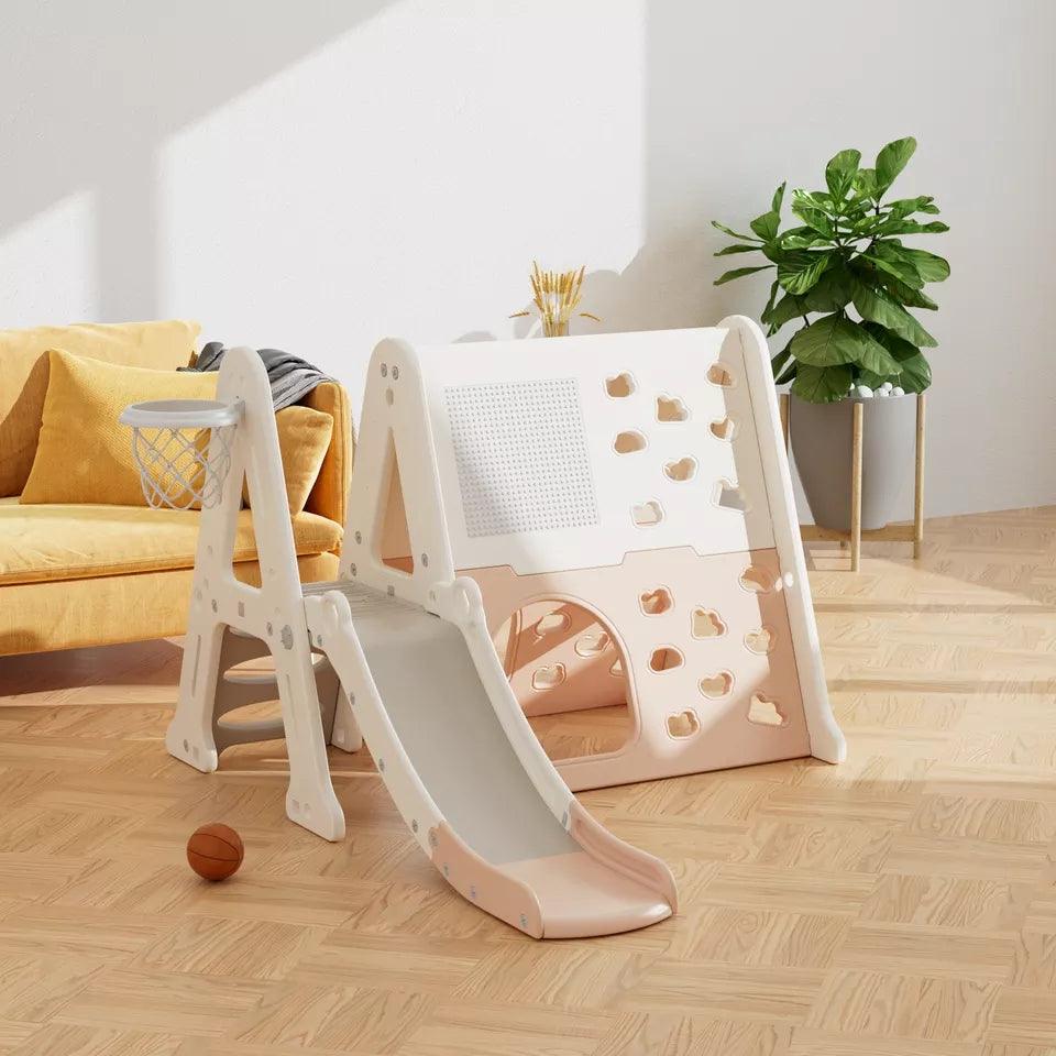 Speeltoestel met klimwand en glijbaan, basketbalring en speelhuisje voor binnen en buiten.