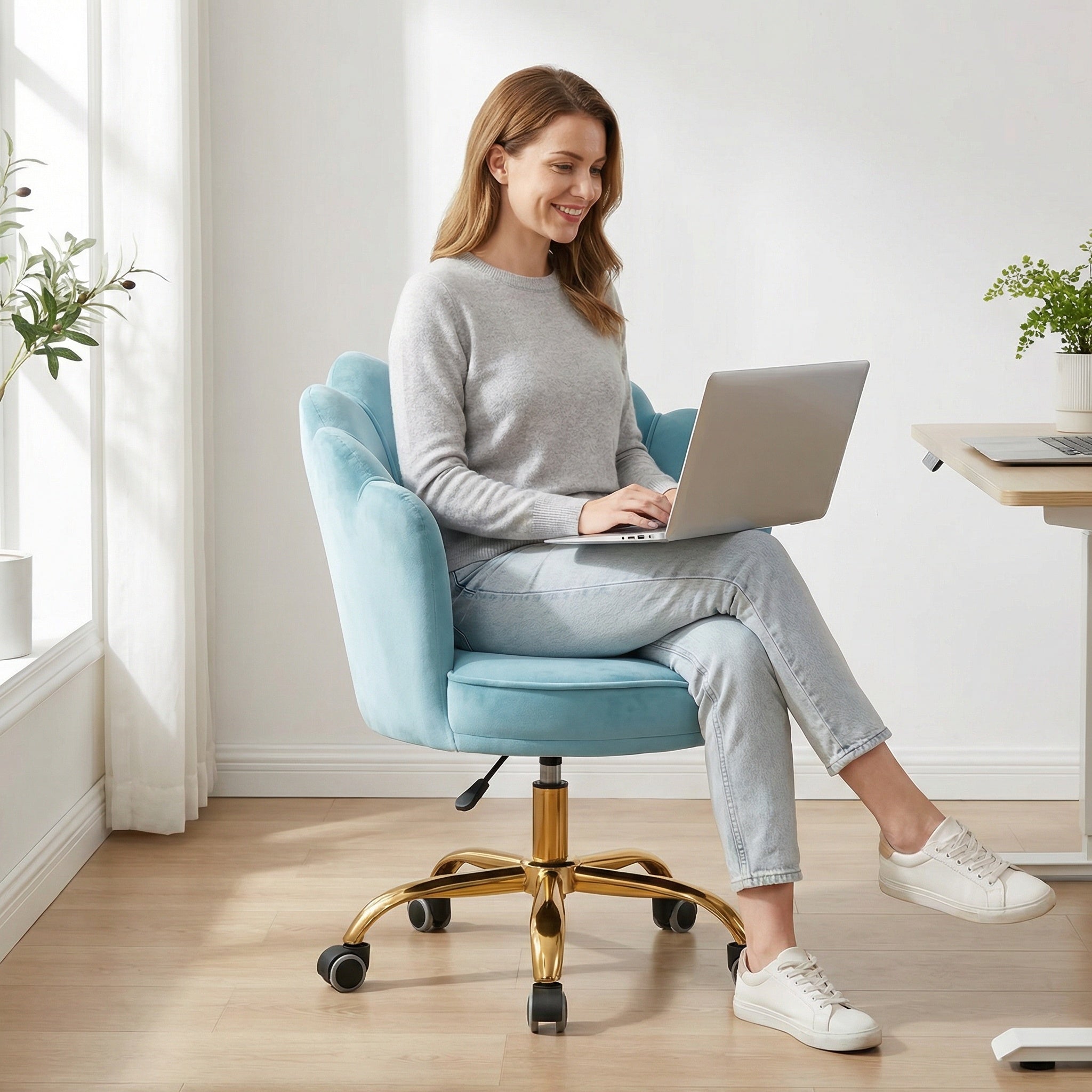 Velvet Schelp Bureaustoel Lichtblauw met Goudkleurig onderstel