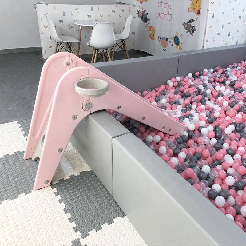 Glijbaan Kleuter Nordic roze kunststof kinderslide bij ballenbak binnenvloer